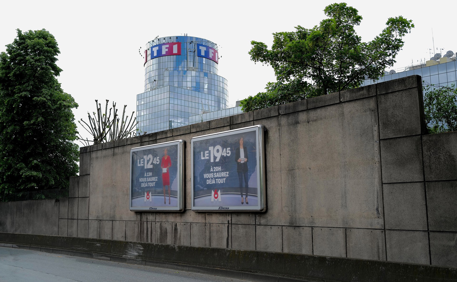 Immeuble de TF1 et affiche de M6