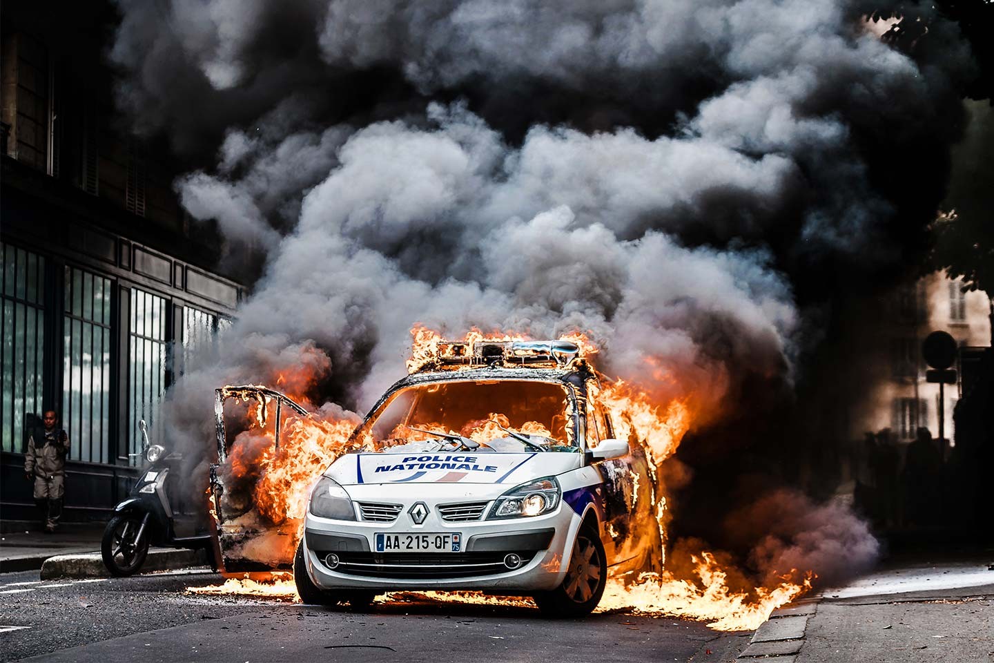 La voiture de police incendiée (…)