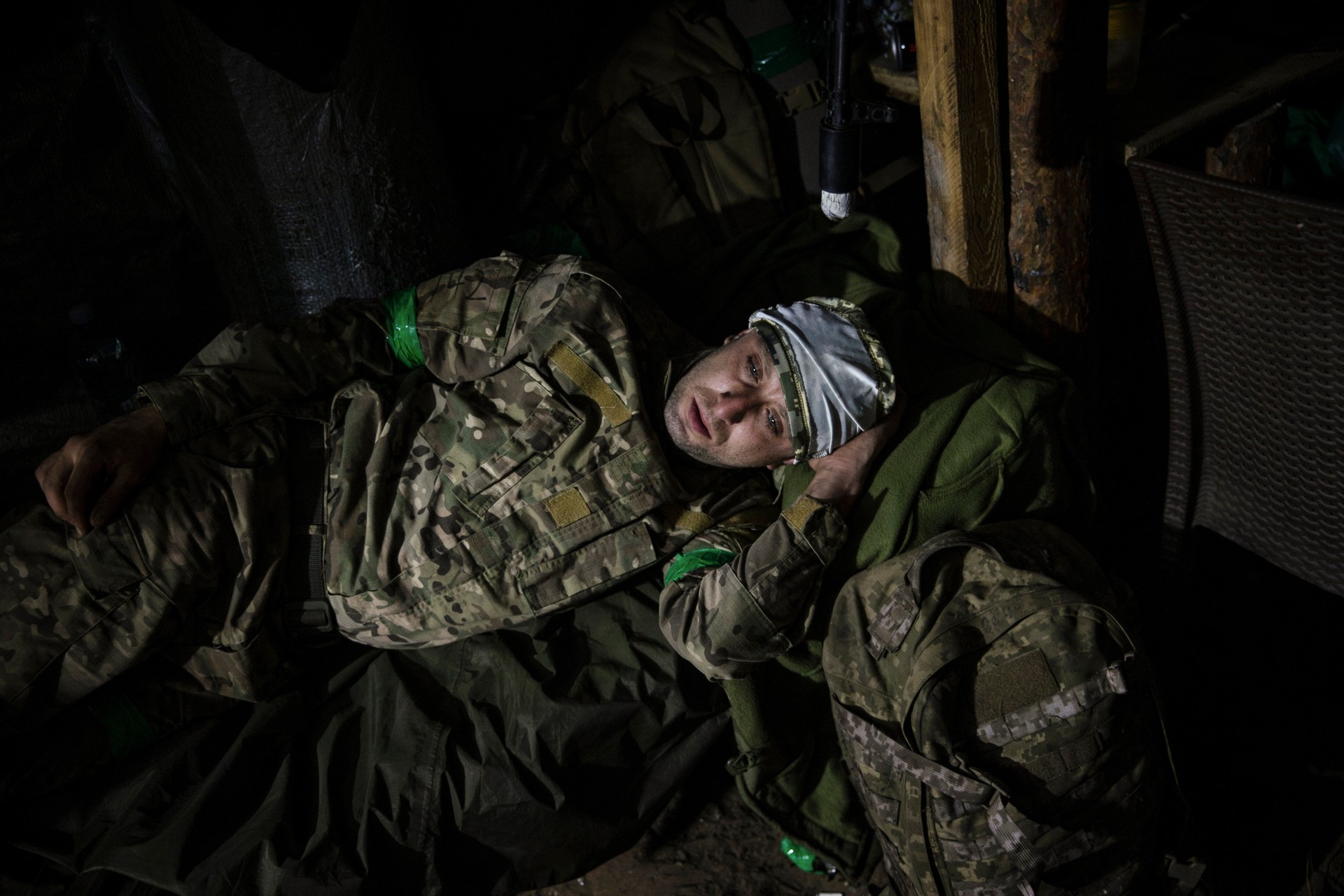 Un soldat ukrainien se repose