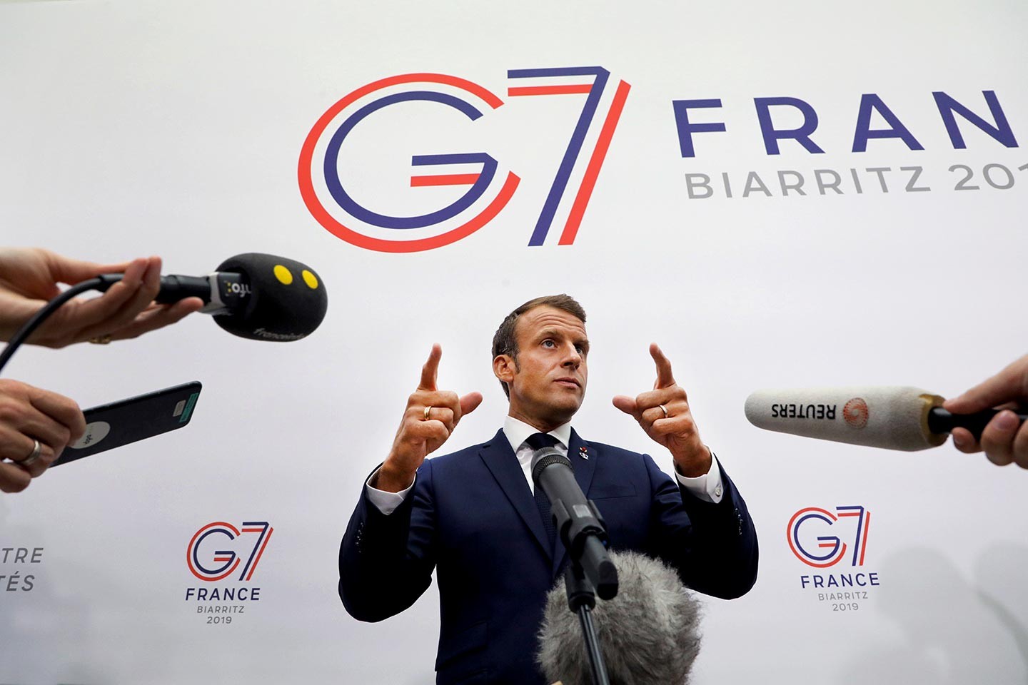 Au G7, Macron colle aux basques