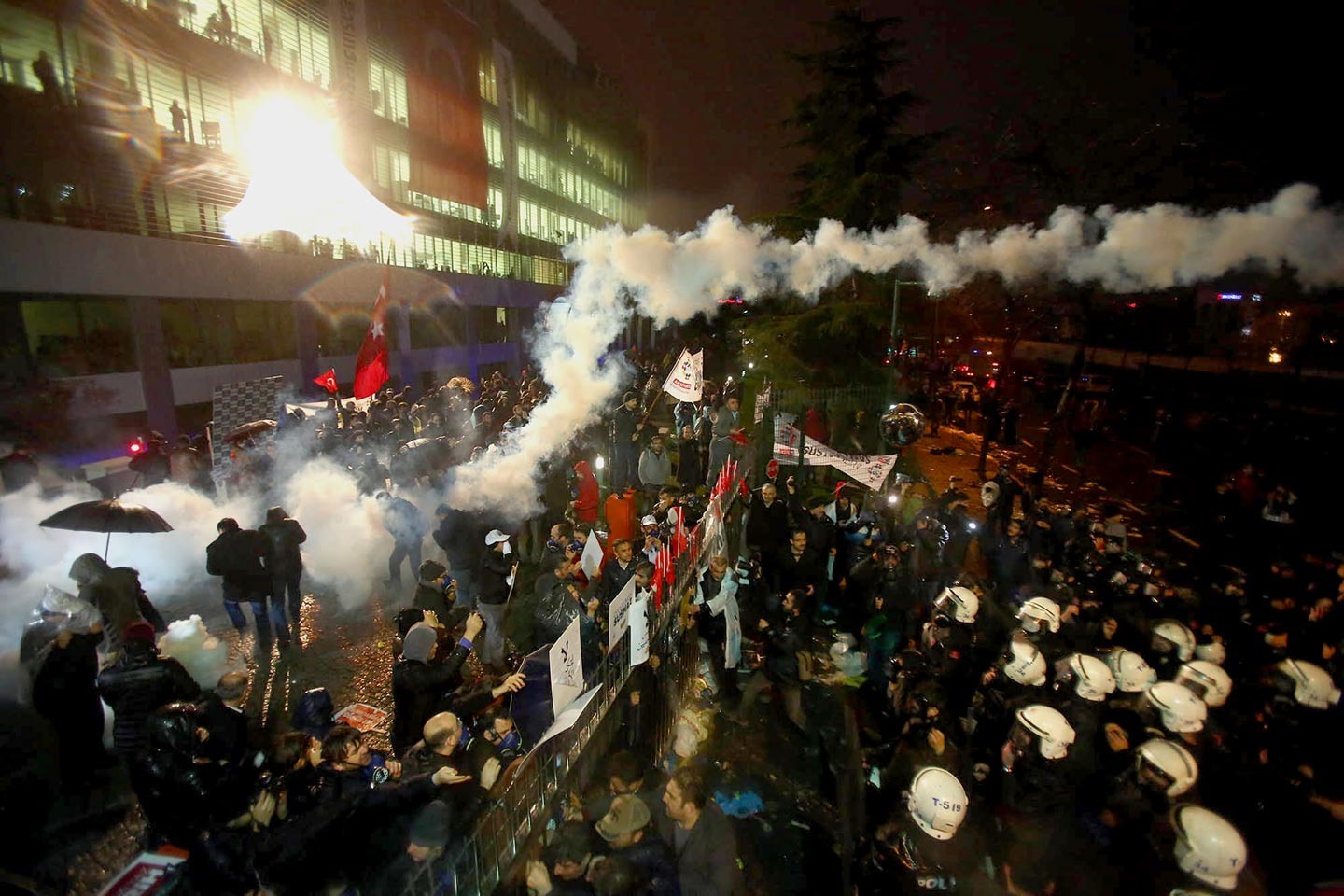 La police turque force l’entrée (…)