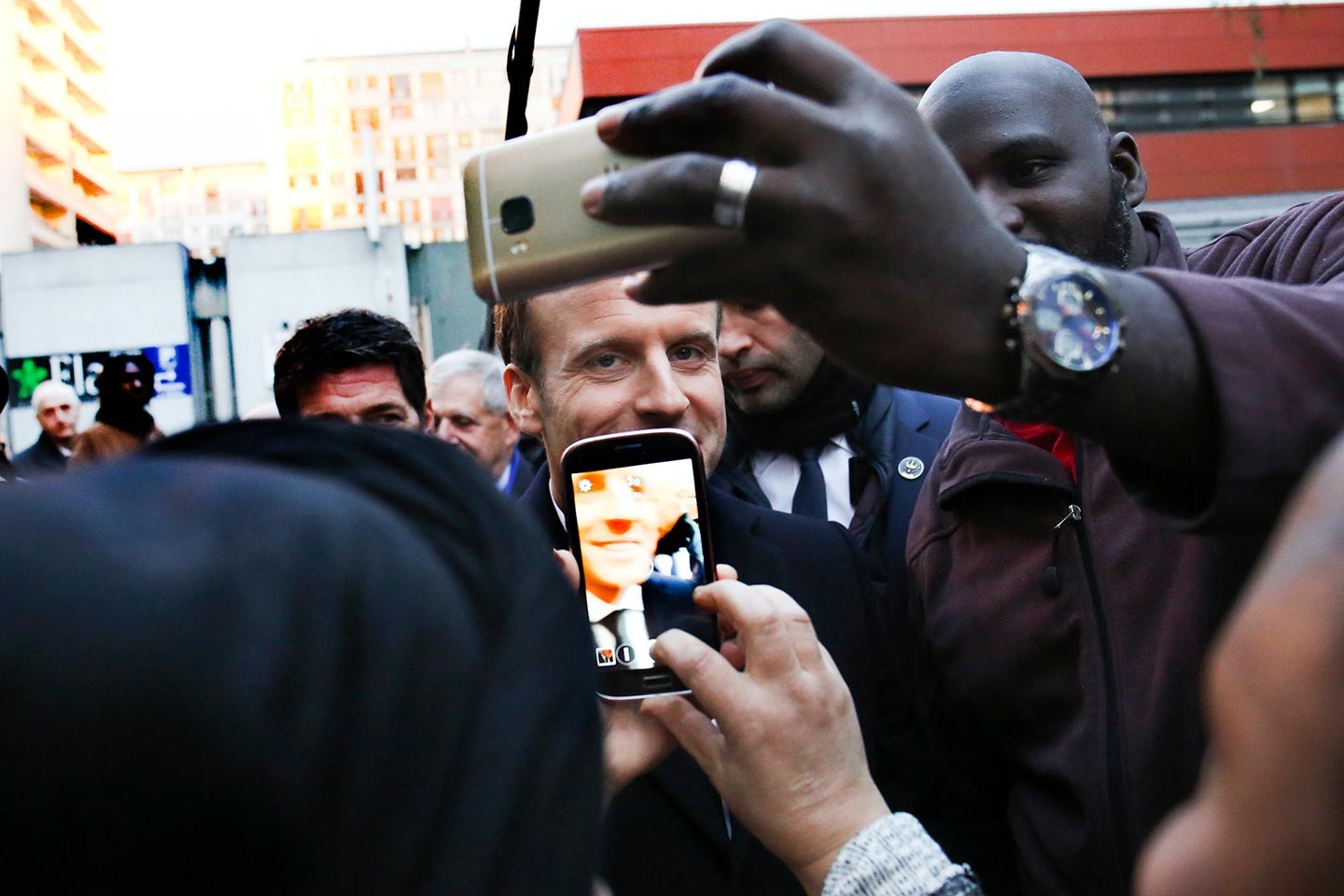 Macron, l’emploi des mots, le toc des photos