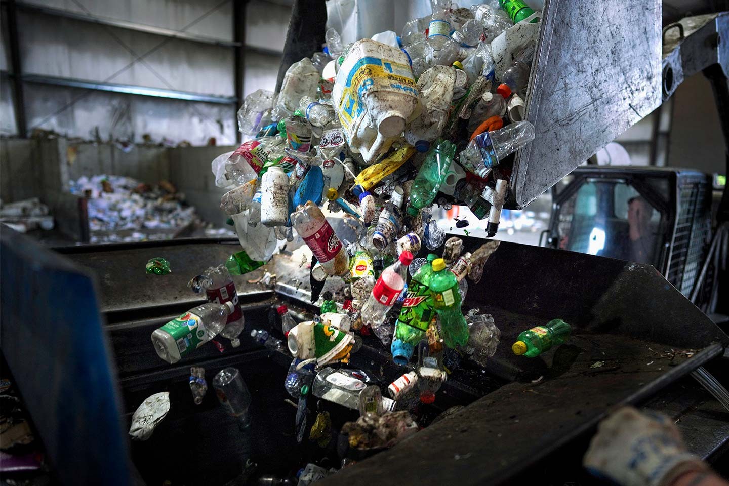 Les recycleurs de plastique se jettent dans la poubelle jaune