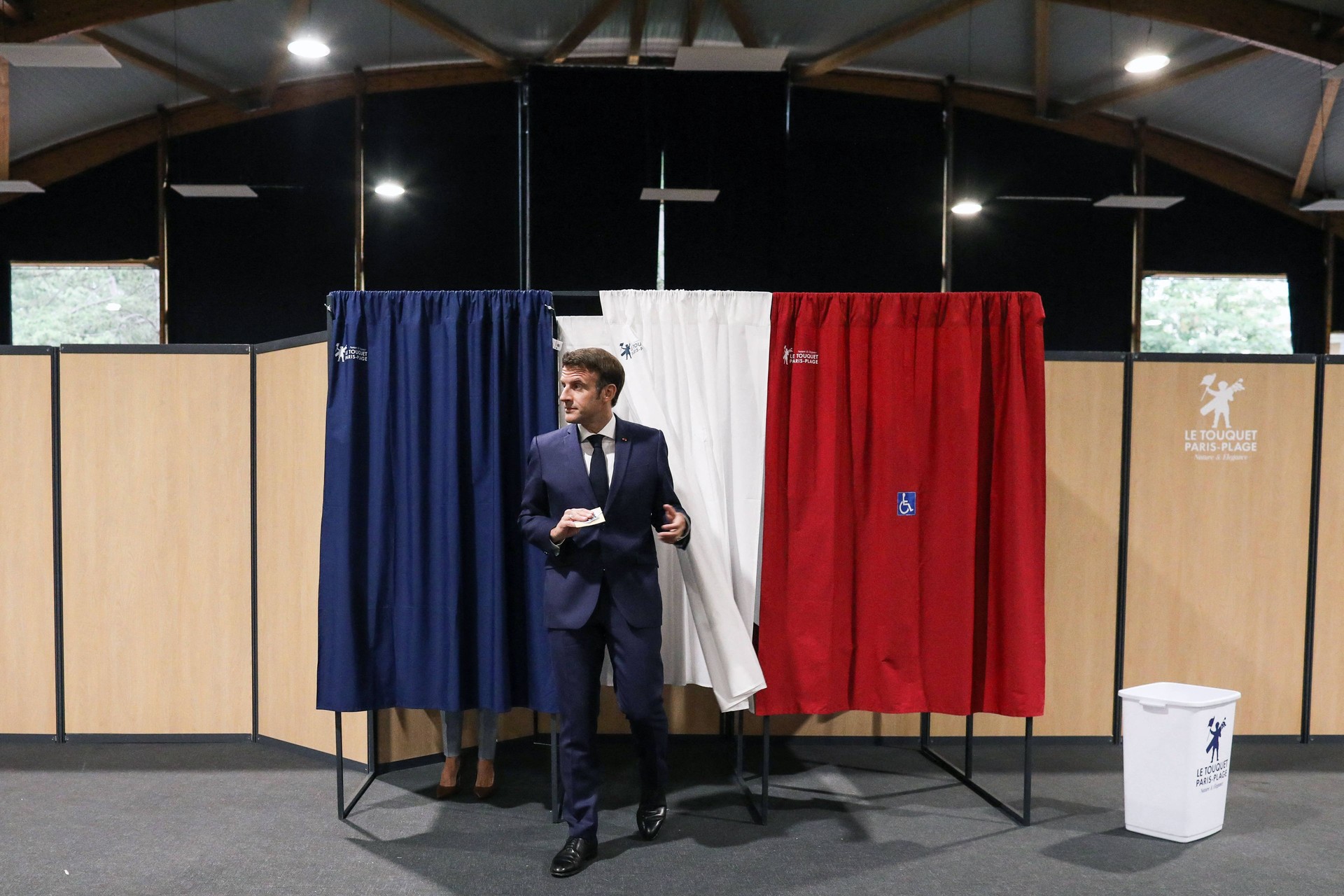 Emmanuel Macron vote au Touquet