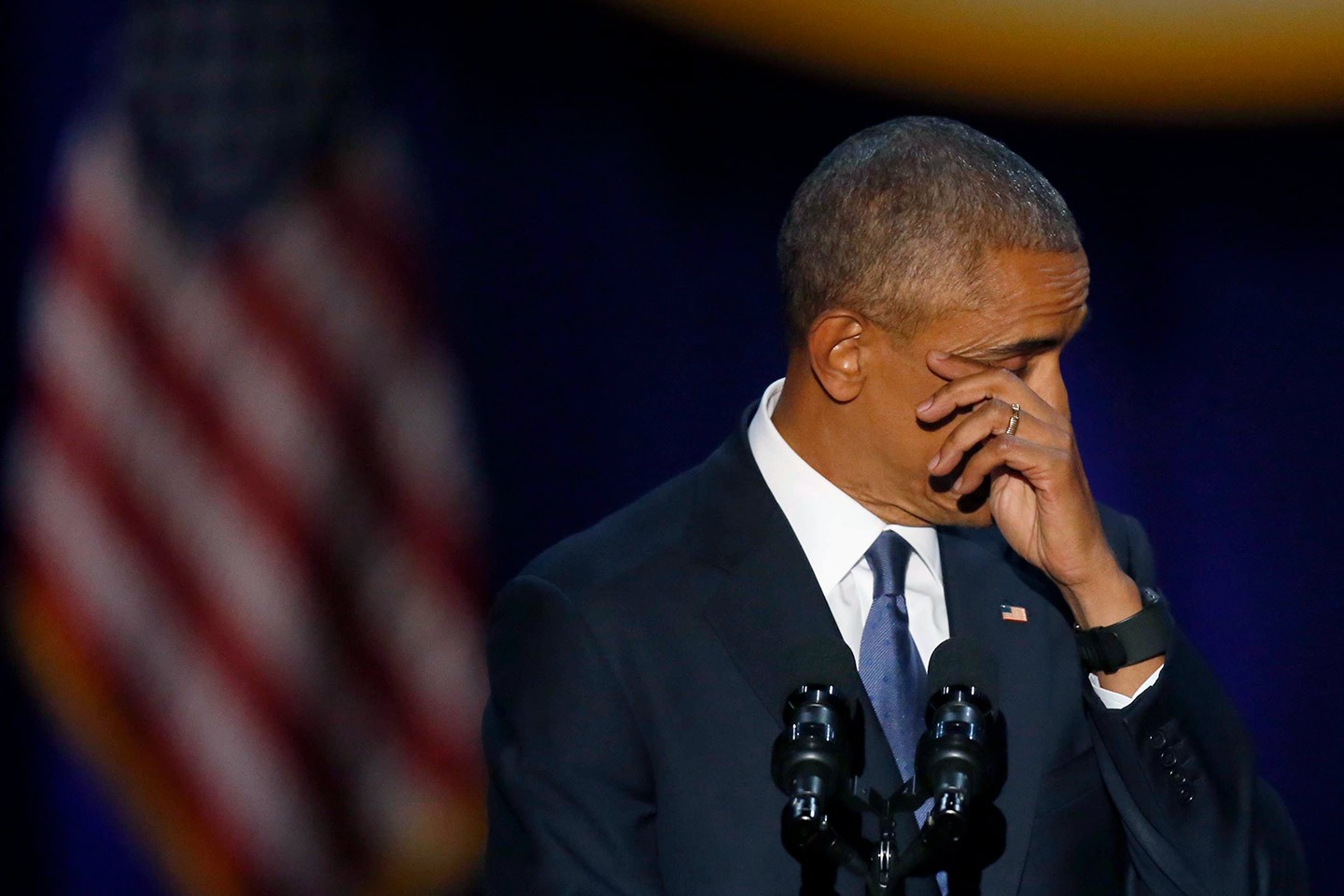 Barack Obama essuie ses larmes