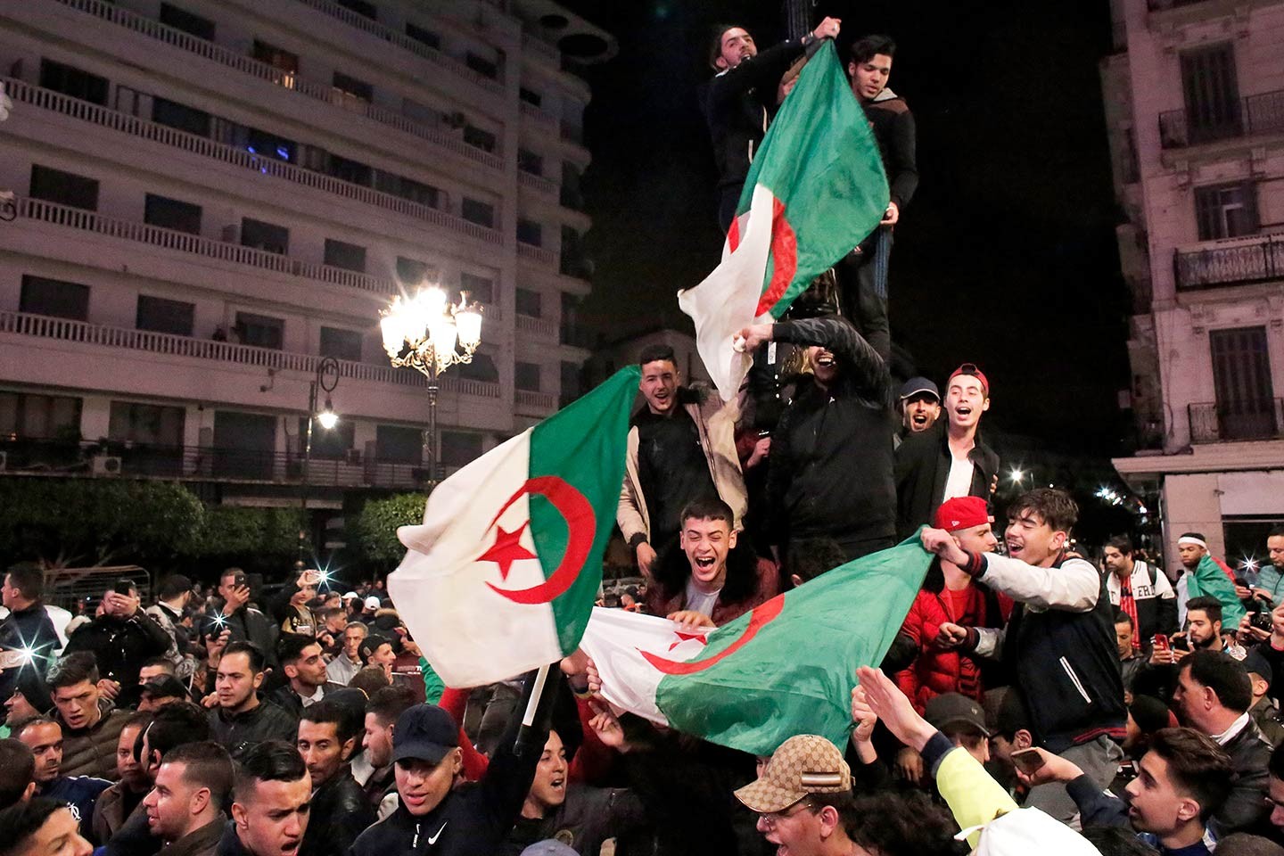 Bouteflika recule, l’Algérie fait un pas