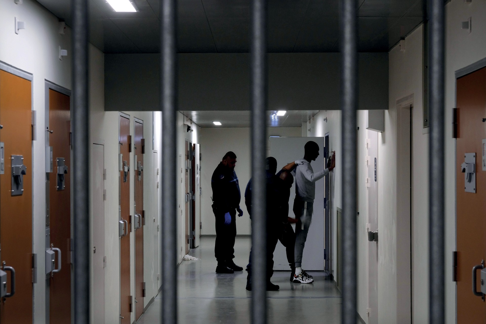 Violences en prison : omerta sur les matons