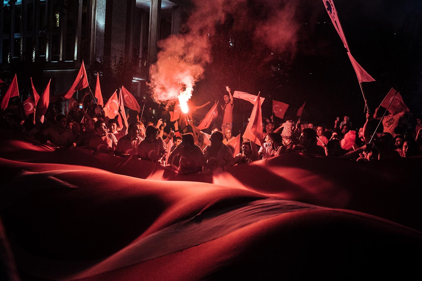 Des manifestants pro-Erdogan (…)