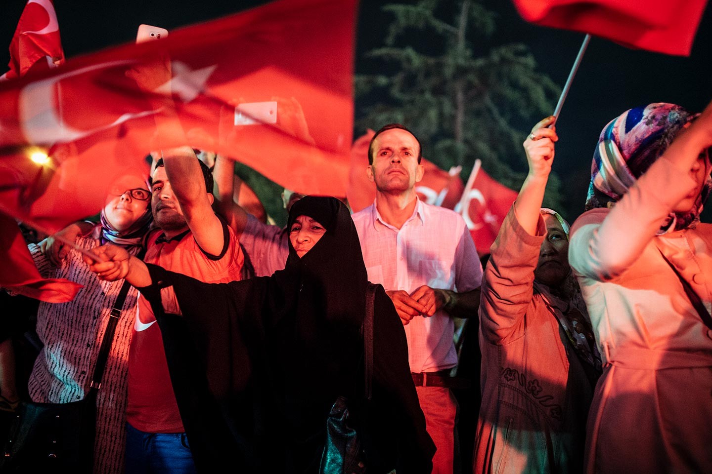 Des manifestants pro-Erdogan (…)