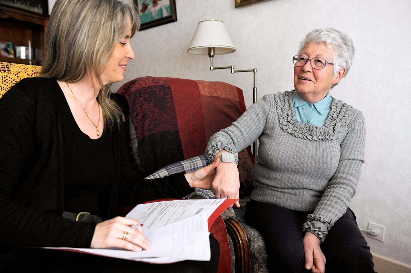 Des systèmes pour prévenir les chutes mortelles et pour rassurer les seniors  et leurs familles