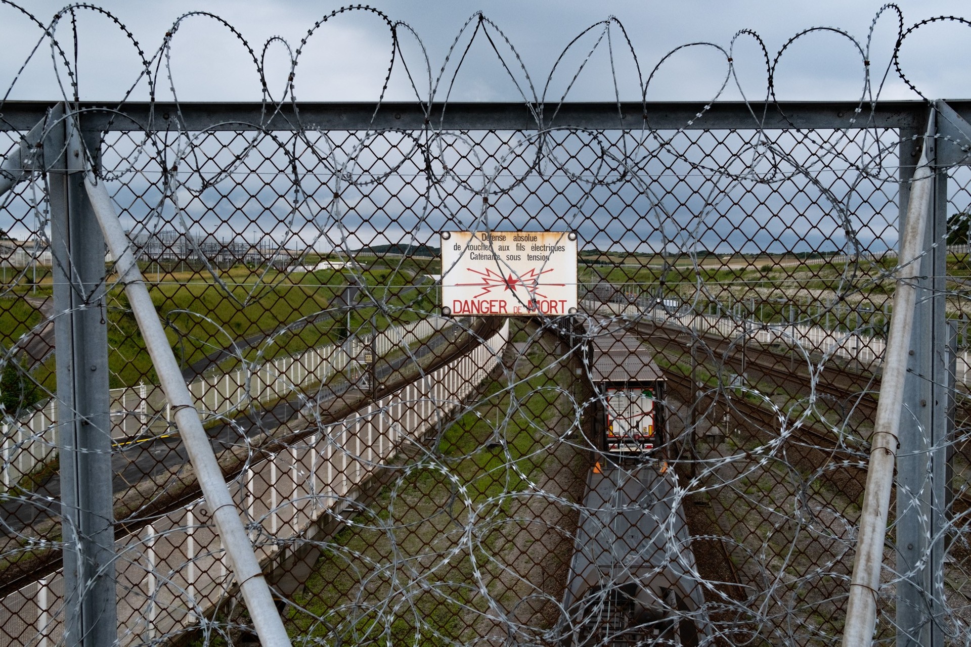 À Calais, la mort au bout d’Eurotunnel