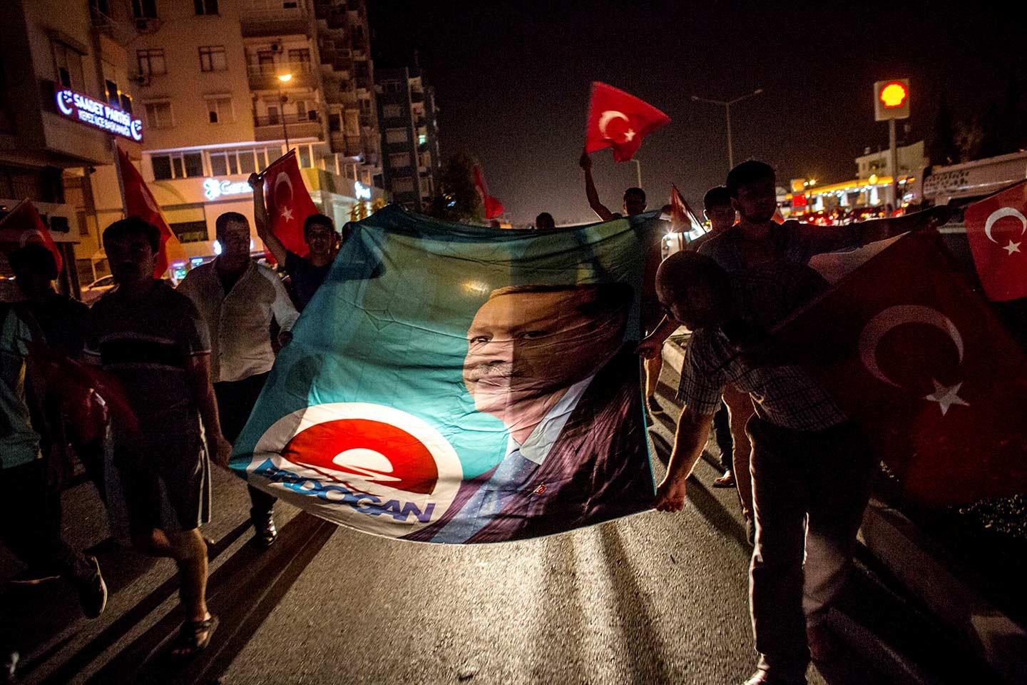 Des partisans du Président Erdogan portent un drapeau (…)