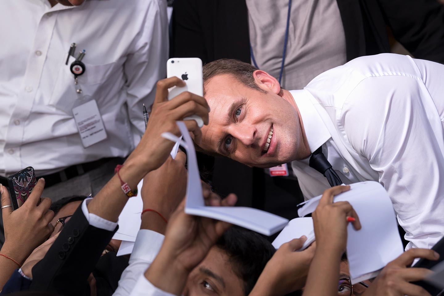 Macron enfile son gilet jeune
