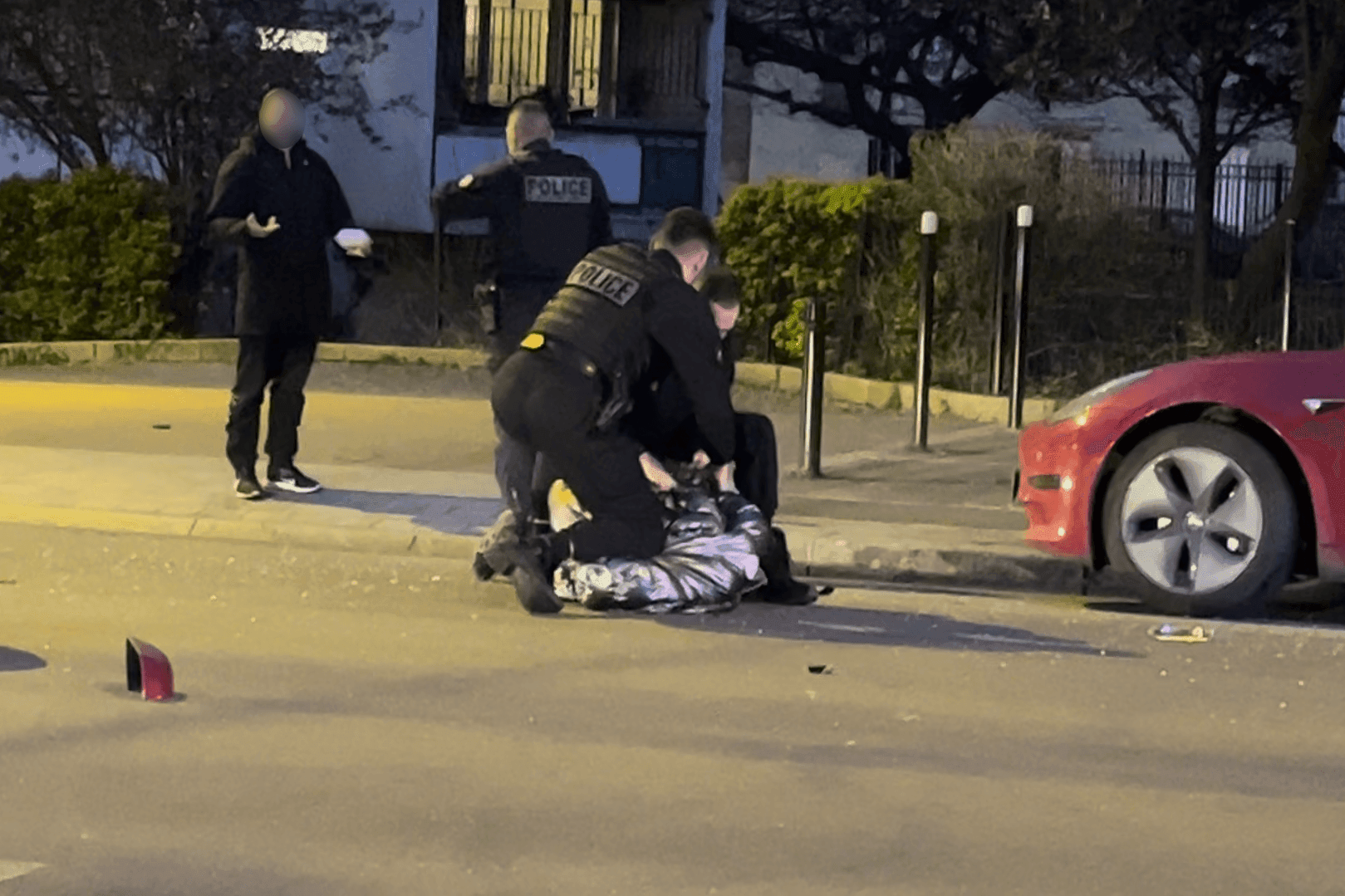 Aubervilliers : « Une fois à terre, le policier lui a donné un coup de poing à pleine force »