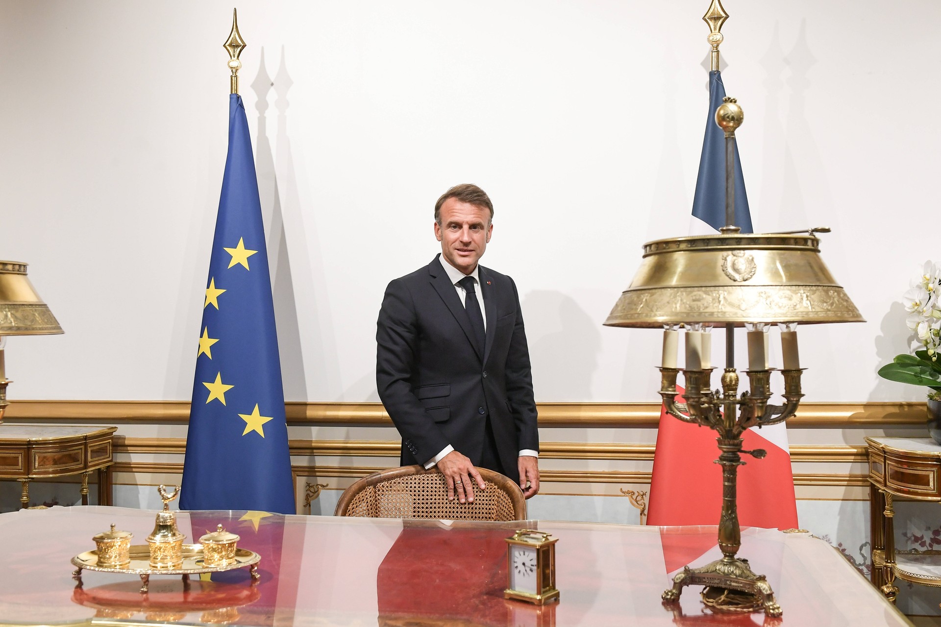 Macron abuse de la politique de la chaise vide à Matignon