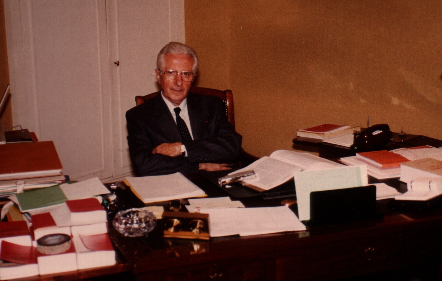 Maurice Simon dans son bureau