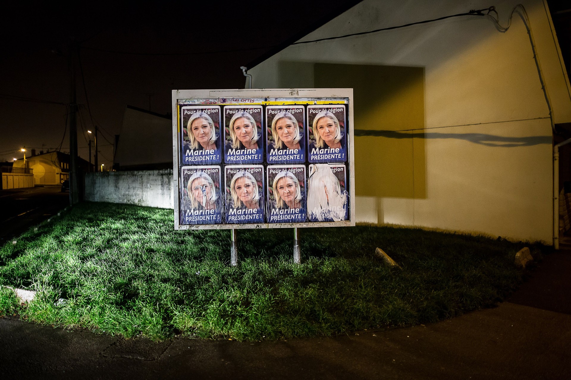 Affiches de Marine Le Pen à Calais