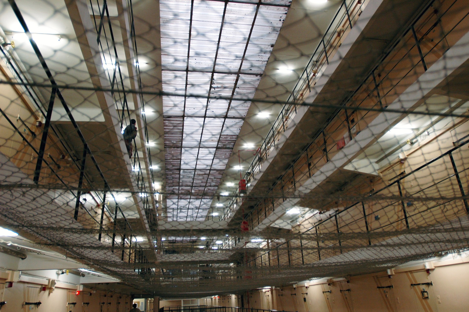 Filets antisuicide au centre de détention de Loos