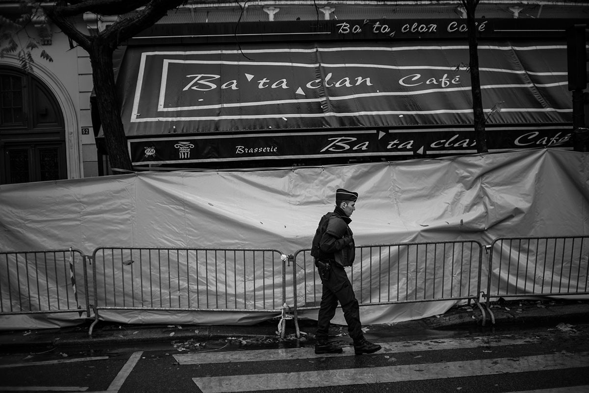 Un CRS patrouille devant Le Bataclan (…)